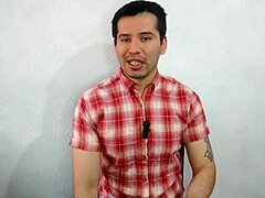 supervisor casado de la maquiladora penetra a pelo a su empleado en los ba�os en el turno nocturno relato sexual