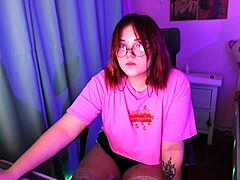 Webcam cutie moans loud with vibrator action!