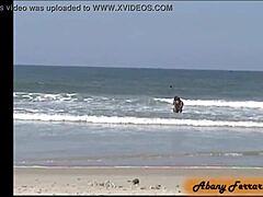 Moleque safado me pegou na praia pública!