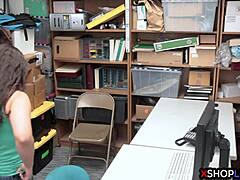 少女在办公室被保安抓到群交狂欢