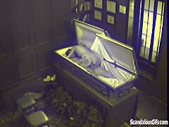 夫妻被抓到在棺材里激烈性交隐藏摄像头！