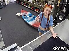 调皮小骚货现实片中吞大屌