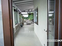 医生Lilu Moon被诱惑进行激烈POV肛交！感受一下！