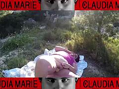 la gorda mete galletas en su coño y su amigo gay las come al aire libre 😏