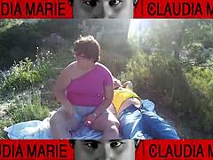 la gorda mete galletas en su coño y su amigo gay las come al aire libre 😏