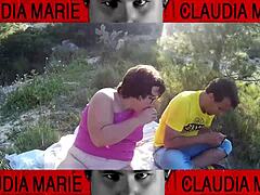 la gorda mete galletas en su coño y su amigo gay las come al aire libre 😏