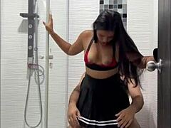 Sorprendo a mi amiga con juguetes sexuales en una sesión caliente de acción  