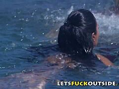 泳池边黑人巨乳被猛干