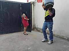 Novinha greets pizza guy in just a towel for steamy action.