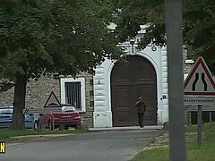 瘦弱金发妹渴望肛交猛干，爱吸粗屌取乐！