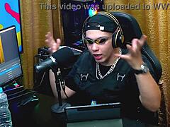 Flora VIP 在播客上秀胸？