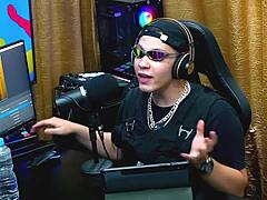 Flora VIP 在播客上秀胸？