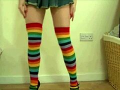 大奶嫩妹狂吸鸡巴