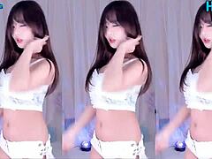 这个可爱的韩国女孩为什么在跳舞？