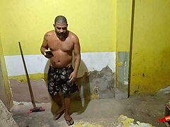 Seduzir o Pedreiro Que Meu Marido Contratou Para Fazer a Obra Aqui de Casa Até Ele Me Comer!