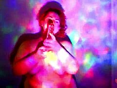 丰满红发BBW撕衣油光裸舞