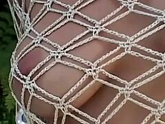 我看到這個豐滿泳池蕩婦喜歡手指但她真的愛在三人行中被操屁眼，你知道