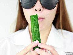 亚洲日本女人吃黄瓜时发出声音