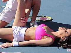 网球教练没准备好我就秀光滑骚逼给他口爆