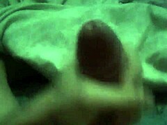 I feel so good as this novinho gay masturbates me.