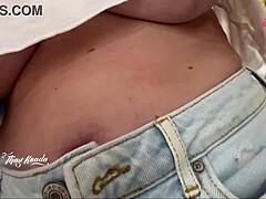 性感人妻无bra购物对卖家超骚！