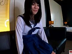 18+ 少女 cosplay 宝贝在可爱18岁服装里自慰。