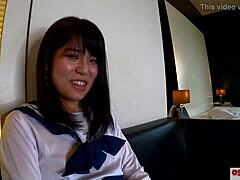 18+ 少女 cosplay 宝贝在可爱18岁服装里自慰。