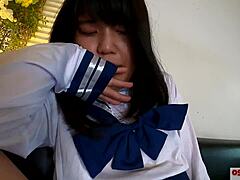 18+ 少女 cosplay 宝贝在可爱18岁服装里自慰。