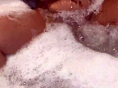 mira que rico lo muevo en el jacuzzi ven papi vamos a divertirnos con esa latina ass y pussy