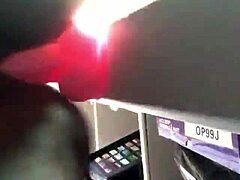 哇，肥厚的黑人阴户在POV中用假阳具操后滴精。