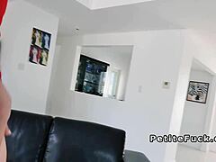 为什么那个小巧金发妹子穿着红丁字裤在操大鸡巴？