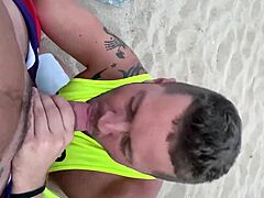 公共男同海滩口交太刺激了！