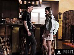 见过18岁的Kyler Quinn在邪教三人行中被精液淋满吗？