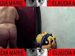 así es como le gusta que le coman el coño a la gorda.