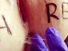 骚货湿滴逼狂抠汁爆高潮