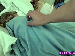 小奶18+少女尝巨屌快感爆炸