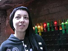 18+情侣在修道院附近公共做爱自拍视频