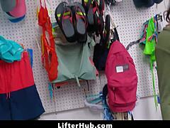 我是18+捣蛋鬼，被商场保安抓到 - lifterhub