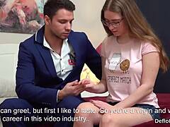 甜蜜荡妇张开粉嫩阴道首次钻探