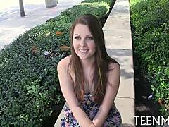 卡莉·海斯用紧致小穴换现金。年轻美女在哥伦比亚交易中激烈口交。