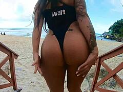 Primeira Mamada Do Ano - Fui De Mai� Socadinho Para Praia Coloquei Minha Bucetinha Pra Fora E Chamei O Estranho E Advinha O Que Aconteceu