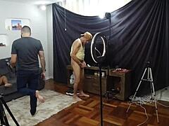 Watch the bastidores of A An�zinha Rabuda suruba and see what rola
