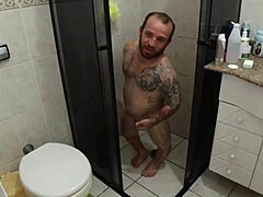 Watch the bastidores of A An�zinha Rabuda suruba and see what rola