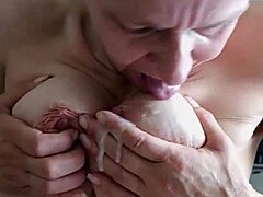 吐精在多汁大奶上！😜