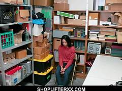 可爱青少年偷窃被抓 吹商场保安