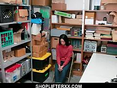 可爱青少年偷窃被抓 吹商场保安