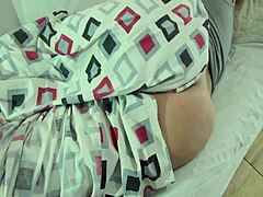 amigo do meu marido me pega peladinha e aproveita da minha bunda grande, o que acha?