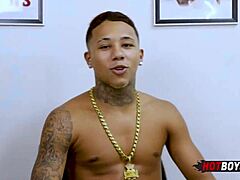 Tattooed teen 18+ novinho pirocudo fucks boss's ass in POV anal sex