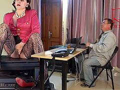 巨女秘书用骚穴展示和激烈自慰勾引老板