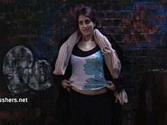 Zarina印度18+辣妹户外掀裙露逼敢玩湿逼自慰！